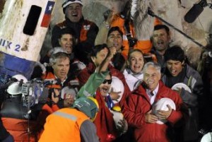 Luis_Arzua_ultimo_minero_rescatado_canta_junto_presidente_Pinera
