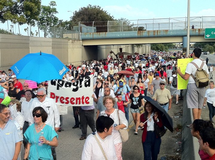 Marchan miles en defensa de la UPR