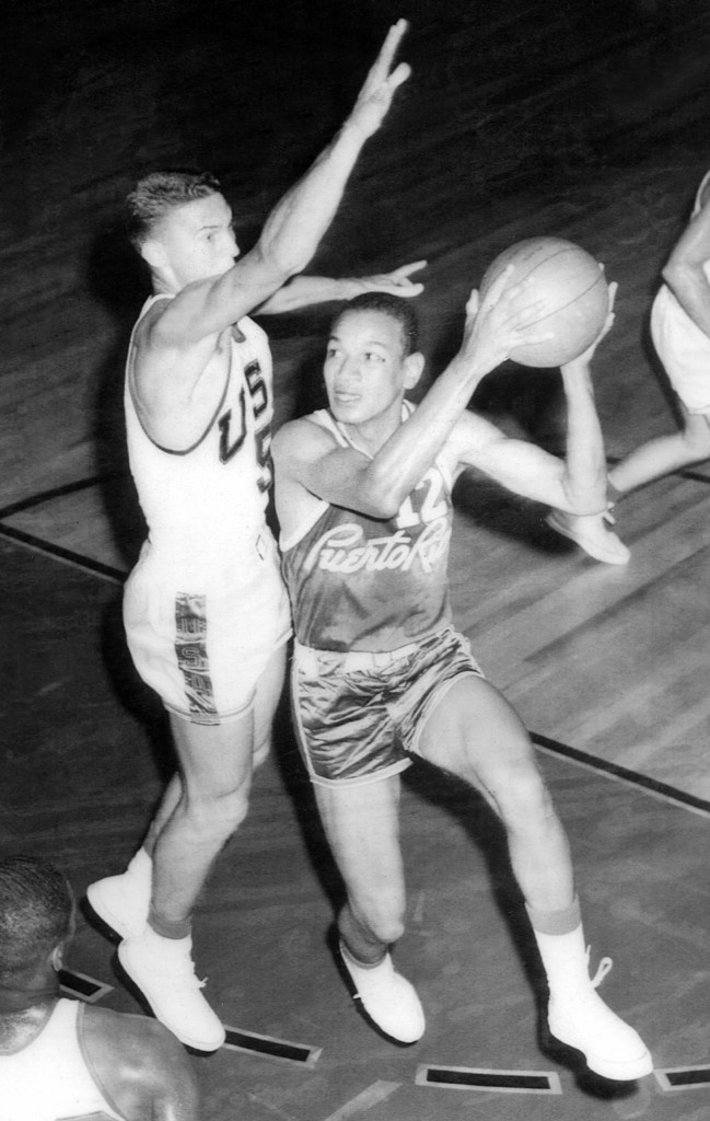 Johnny Báez en penetración hacia el canasto, gardeado por el legendario Jerry West. El "Indio" fue el mejor anotador del torneo Panamericano de 1966.