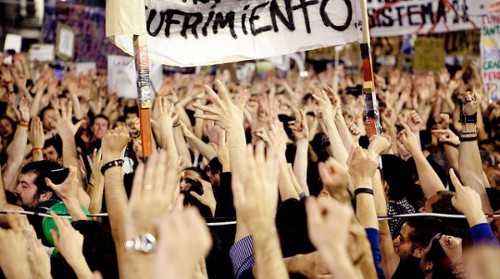 Manos arriba en forma de aplauso en la Puerta del Sol (cc Julio Albarrán)