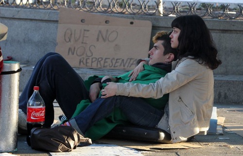"Que no nos representan" ULY MARTÍN | 18-05-2011 Dos jóvenes descansan delante de una pancarta reivindicativa al lado de la boca de Metro en Sol.