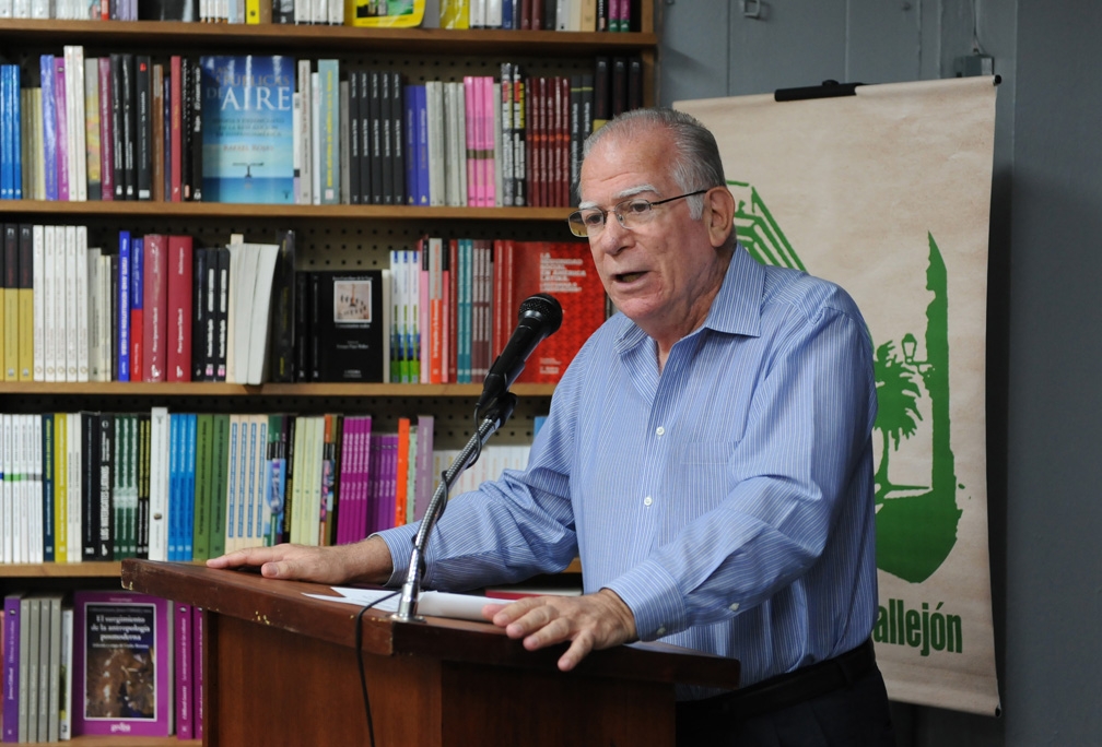 El profesor Francisco Catalá presenta el libro de Ediciones Callejón.
