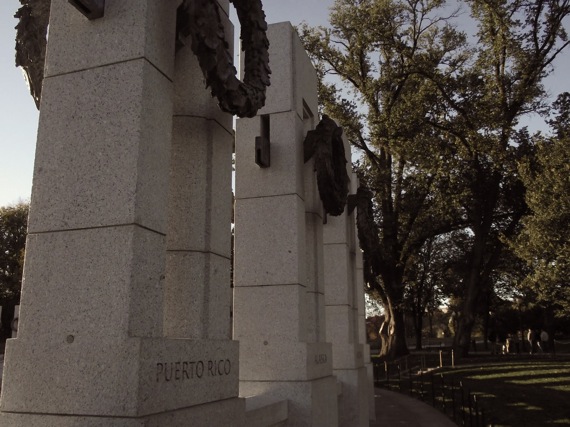 Washington es una ciudad antiséptica llena de homenajes a la guerra. Que terriblemente bien le fue esta ironía a la pieza.