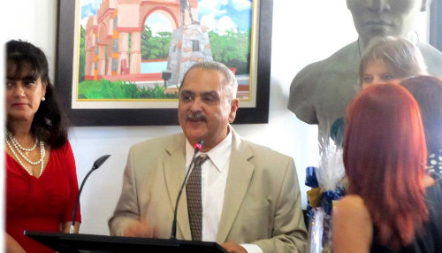 José Manuel García Leduc comparte luego de la ceremonia con sus colegas de Facultad y trabajo de la UPR de Humacao