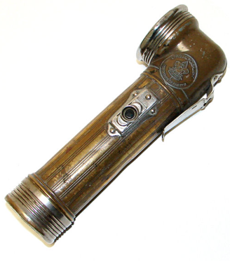 Yo era un fiebrú. Me encantaban las cuchillas, los machetes, las hachas y esos flashlight que parecen periscopios medio doblados en el tope.