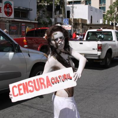 UPR: Arresto por mostrar sus senos en performance