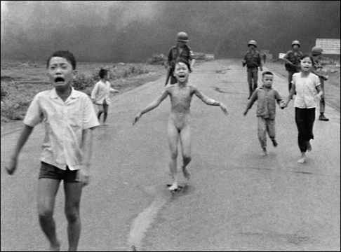 La niña que corre en Vietnam