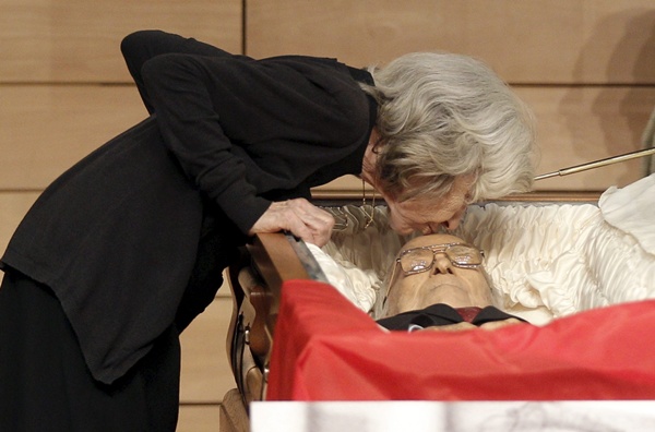 NAC81. MADRID, 19/09/2012.-La viuda de Santiago Carrillo, Carmen Menéndez, besa la frente de su marido, en la capilla ardiente del ex secretario general del PCE, fallecido ayer a los 97 años, colocada desde esta mañana en el auditorio Marcelino Camacho de la sede de CCOO en Madrid. EFE/Emilio Naranjo
