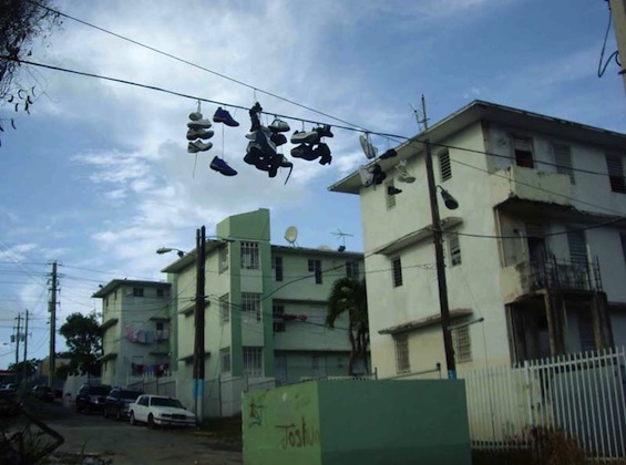 Residencial Público en Puerto Rico (tomada de: http://4.bp.blogspot.com/-B_NT35D_DWo/TnjMmHYp2AI/AAAAAAAAEao/Lx2RfTgLvVY/s1600/CASERIO%2BDE%2BPUERTO%2BRICO-742735.jpg)