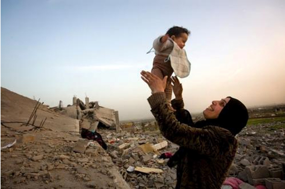 Madre palestina jugando con su bebé (AP Photo)