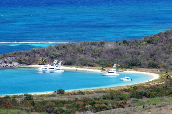 Yates en zona restringida de Vieques. Foto por Gazir Sued, 2013.