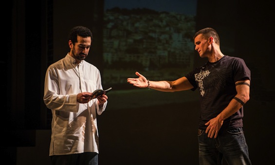 Ali y Elliot en Jordania. Goodman Theatre.