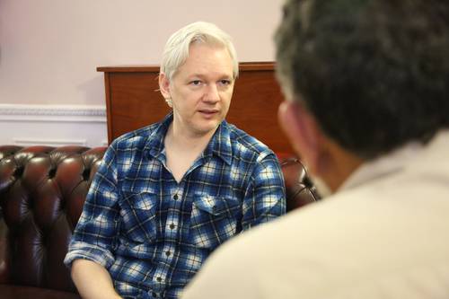 Assange: WikiLeaks sobrevive, "y aquí estamos firmes"