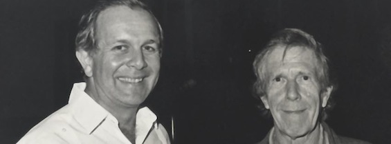 Schwartz junto a Cage.