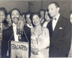 Carbonell a la derecha junto a Dámaso Pérez Prado en el programa radial Bacardí.