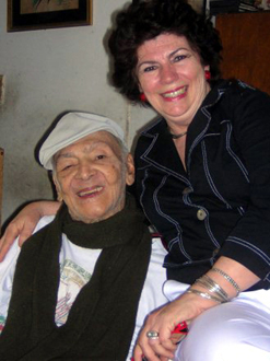 La autora junto a Carbonell en su residencia en 2011.