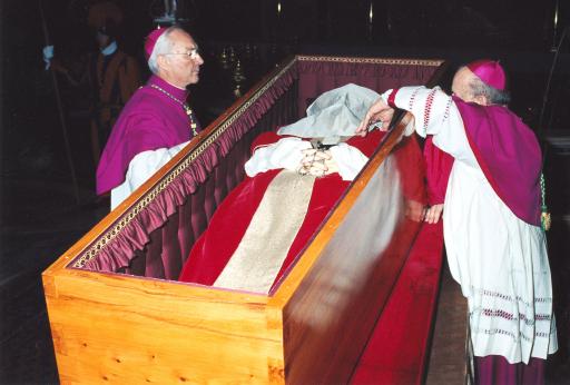 Dos Papas, dos Santos: un encubrimiento