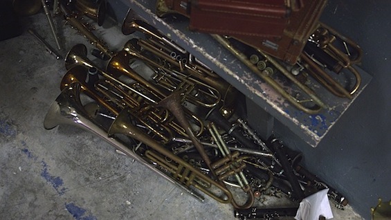Foto Rojo Chiringa. Instrumentos abandonados en la escuela Rafael Pont Flores de Aibonito.