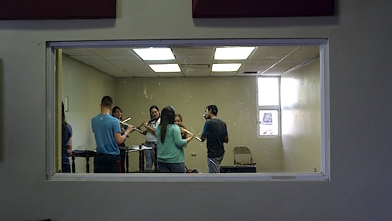 Ensayo de antiguos miembros de la banda escolar de Aibonito. Foto por Rojo Chiringa.