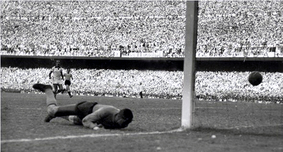 El portero Barbosa, observa el gol de Uruguay en 1950, momento en que nace la leyenda del Maracanazo.