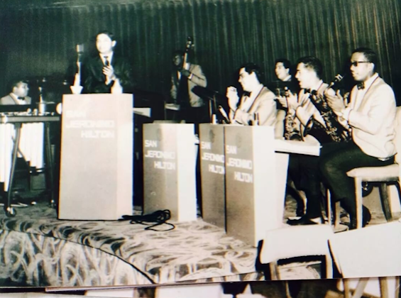 “El Indio” y su saxofón barítono (extrema derecha) con Mario Ortiz y su Orquesta.