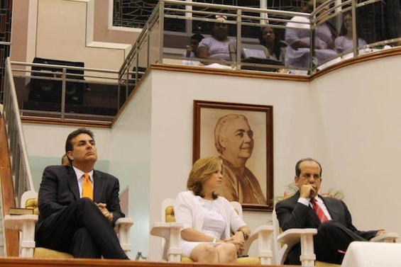 Carmen Yulin Eduardo Bhatia Anibal Acevedo Vila en Templo Mita