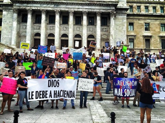 Manifestantes Ateistas en contraprotesta a PR Por la Familia