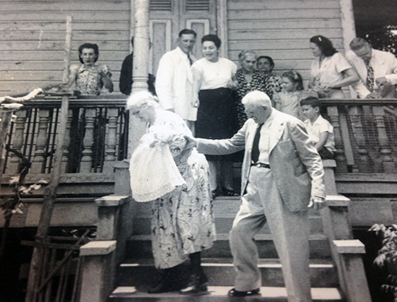 Abuelo y abuela el día de mi bautizo.
