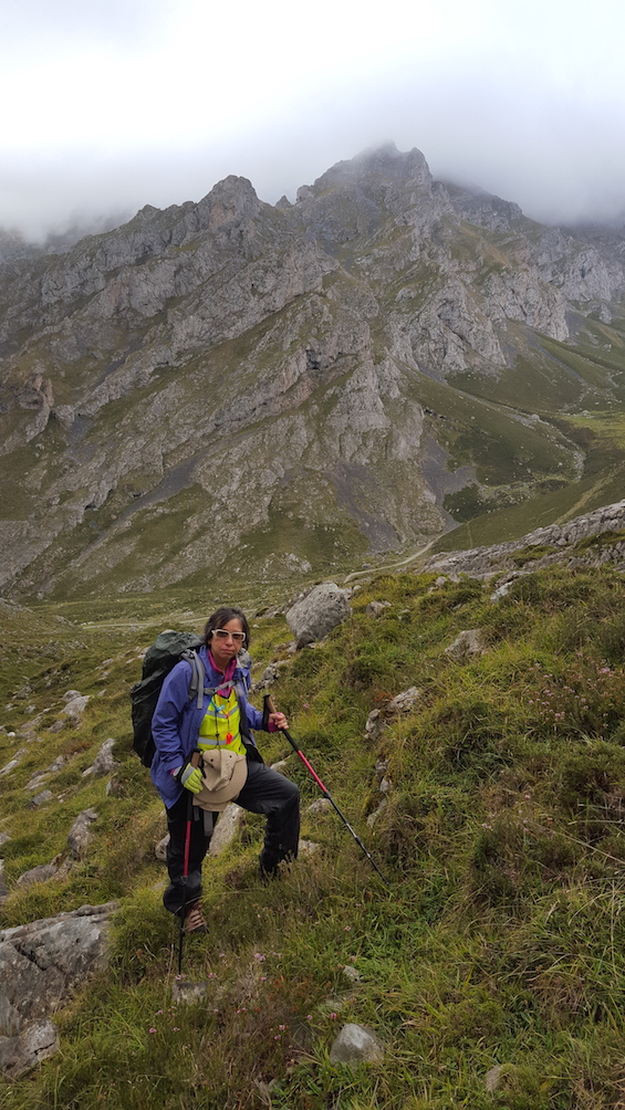Detrás de mí, el Pico La Morra y el valle Cuchallión de Villasobrada, cerca de Sotres, Asturias, donde se puede apreciar parte de la vereda (centro de la foto hacia la derecha).