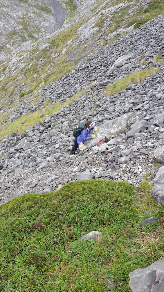 Subiendo hacia la cumbre de Peña Castil, Asturias, Picos de Europa. La franja gris arriba de la foto es una vereda rocosa, de esta manera se puede apreciar lo alto que estábamos.