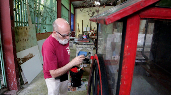 Martorell trabajando el carrito de piraguas.