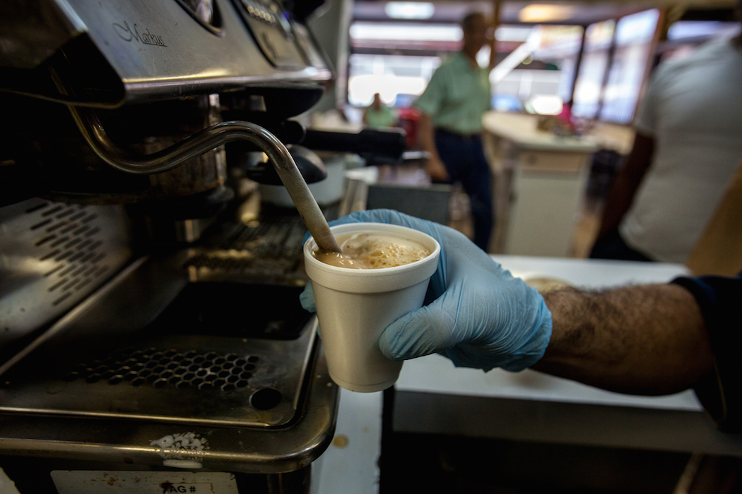 27 DE ENERO DE 2016. SAN JUAN, PR. VISITA A LA PANADERIA LA JEREZANA EN SANTURCE PARA REPORTAJE SOBRE EL CAFE EN PUERTO RICO DEL CENTRO DE PERIODISMO INVESTIGATIVO. ALBERTO BARTOLOMEI 2016.