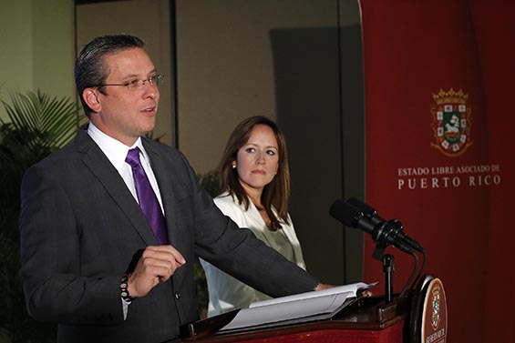 Laura Vélez, expresidenta de la JCA, junto al gobernador de Puerto Rico. | foto por La Fortaleza