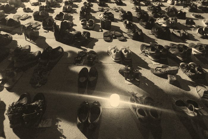 La soledad de los zapatos: memoria e instalación colectiva