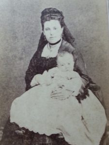 Imagen de María Luisa Borrás y su hija María Antonia circa 1879.