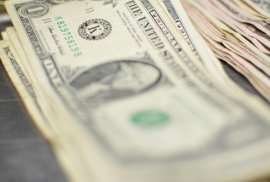 Fotografía de cerca de un fajo de billetes de un dólar estadounidense