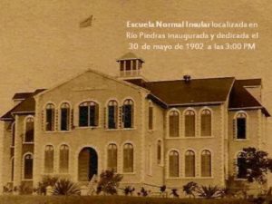 Fotografía antigua en sepia de un edificio escolar histórico, con texto superpuesto sobre la inauguración de la Escuela Normal Insular en Río Piedras el 30 de mayo de 1902