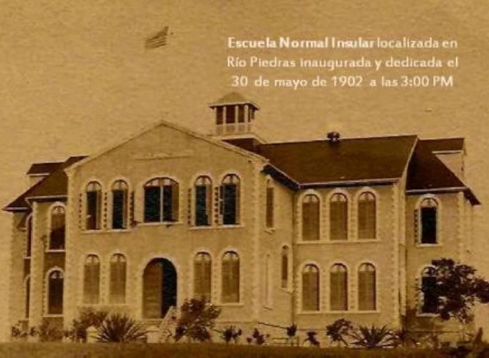 Fotografía antigua en sepia de un edificio escolar histórico, con texto superpuesto sobre la inauguración de la Escuela Normal Insular en Río Piedras el 30 de mayo de 1902